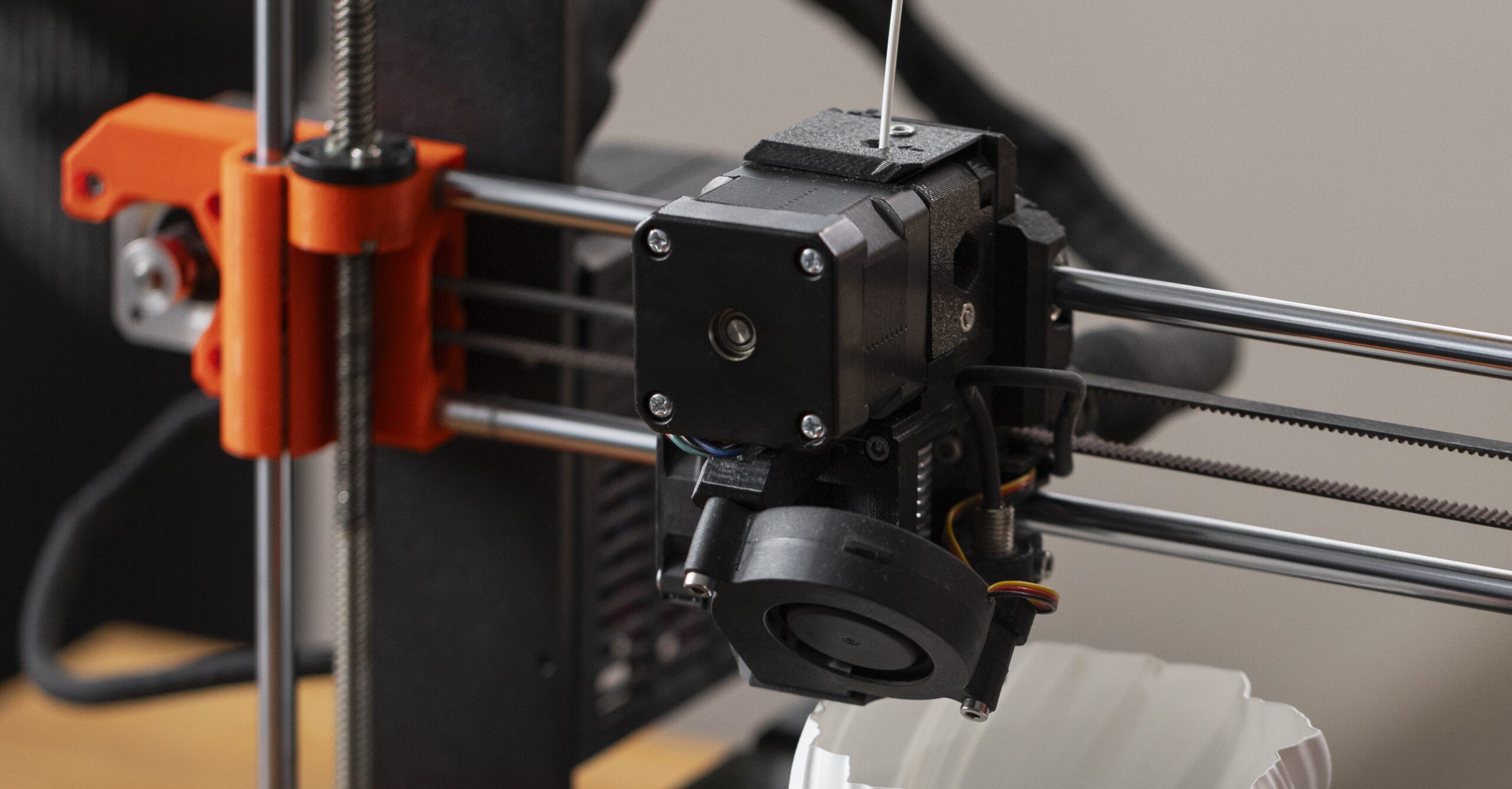 Inicio 1 designer using 3d printer scaled